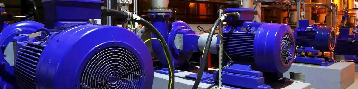 تصویر چند پمپ آب پر قدرت در کنار هم در یک محیط صنعتی