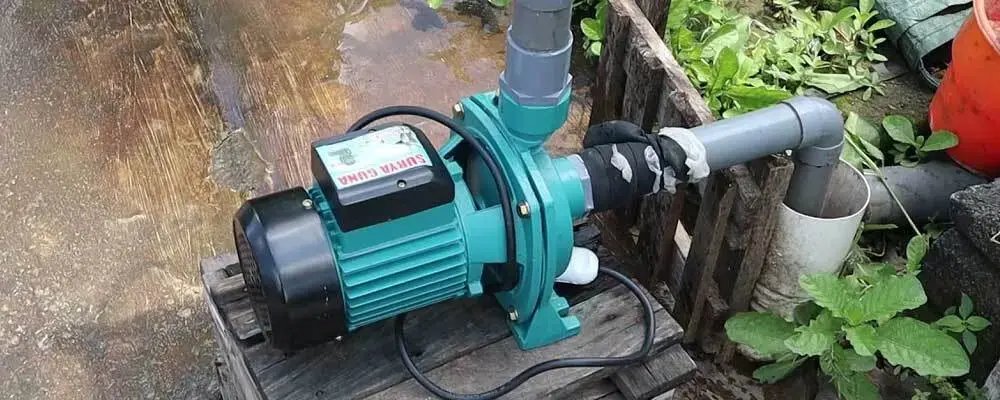 تصویری ار یک پمپ آب بشقابی نصب شده در یک محیط کشاورزی