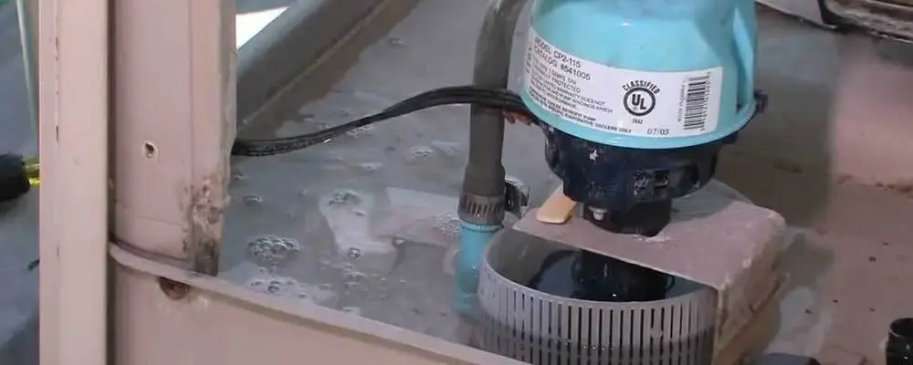 تصویری از یک پمپ آب نصب شده در کولر آبی