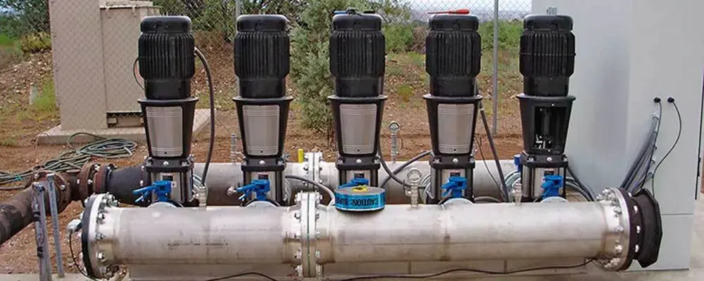 نمایی از پنج پمپ آب در کنار هم قرار گرفته