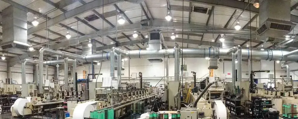 نمایی از یک محیط صنعتی با یک هواکش صنعتی بزرگ در سقف آن