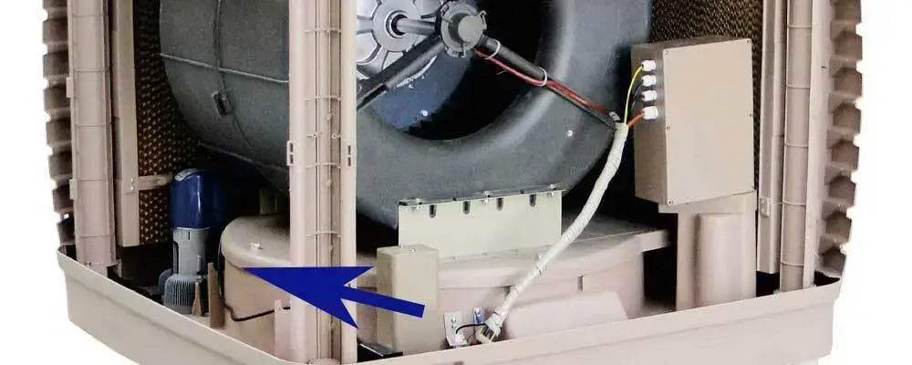 تصویر موتور کولر قرار گرفته در درون یک کولر آبی